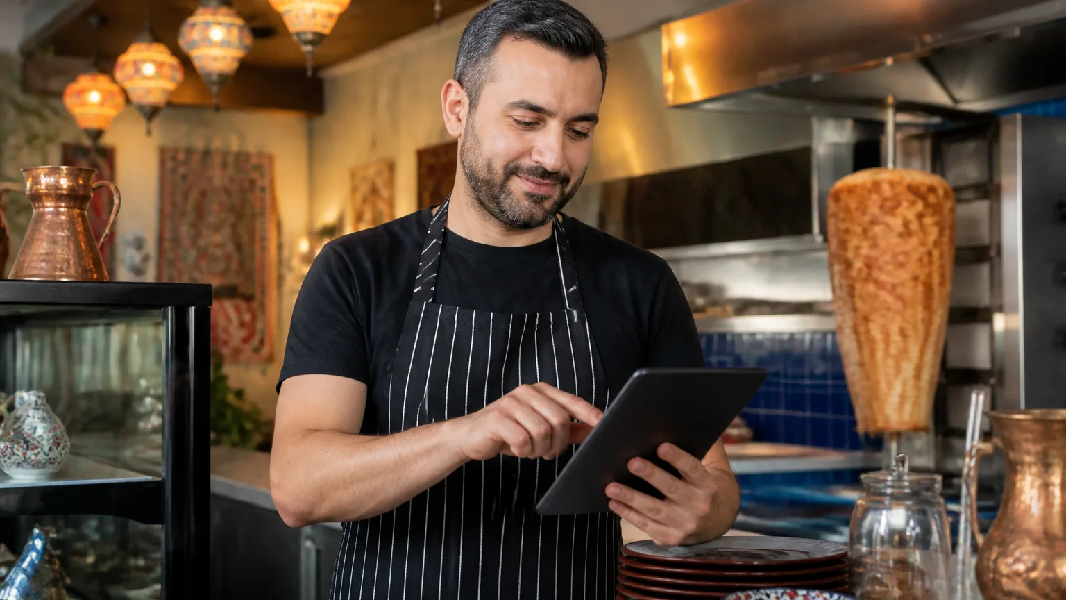 Türk restoranında dijital menü güncellemesi yapan işletme sahibi
